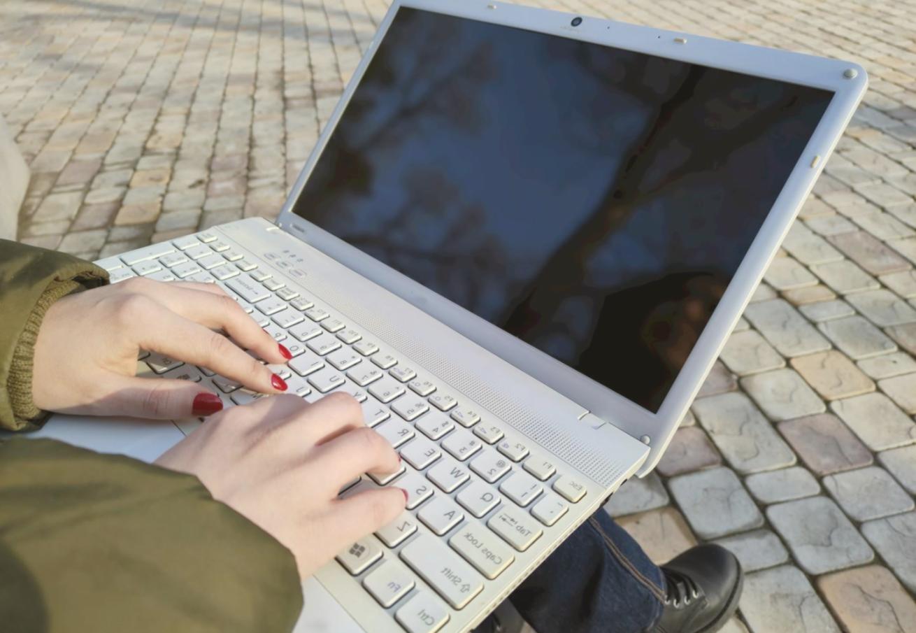 Sesión de consultoría financiera personalizada en oficina de koravilo