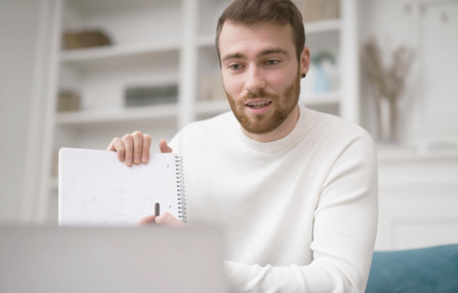 Equipo de koravilo trabajando en estrategias financieras personalizadas