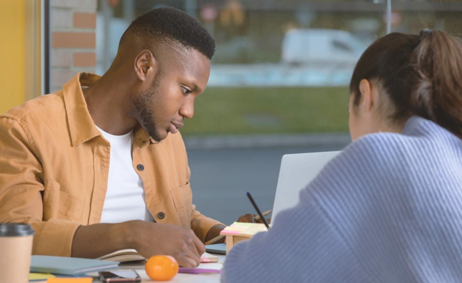 Sesión de formación en estrategias financieras