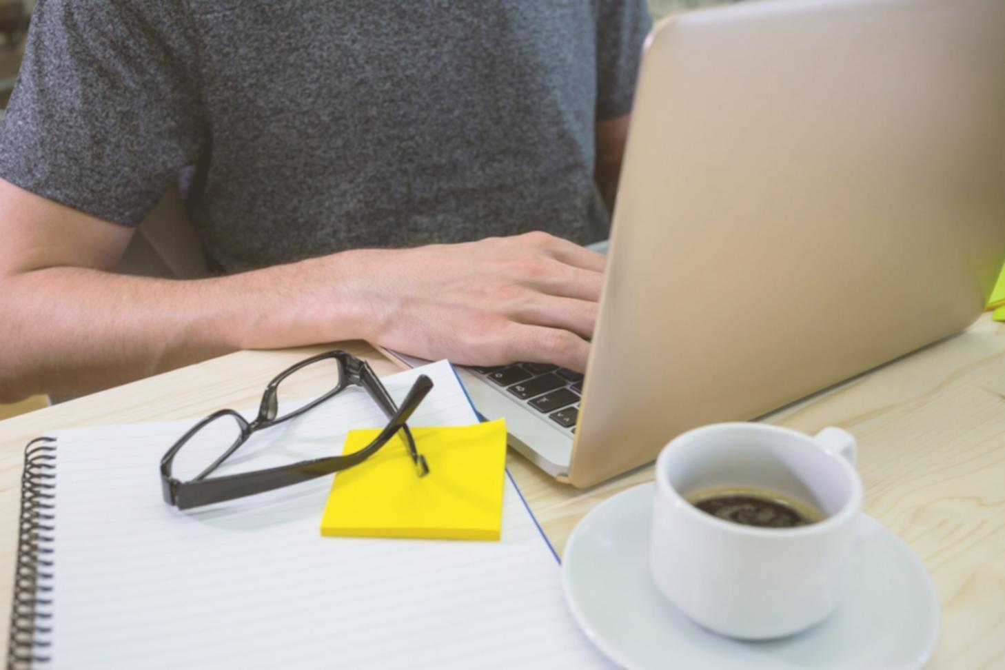 Profesional analizando estrategias de optimización financiera
